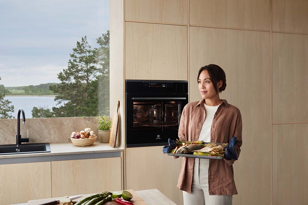 02_2_新聞照片1_伊萊克斯憑藉瑞典蒸炙工藝推出全新極致美味嵌入式烤箱系列，使消費者在健康與美味中取得平衡。