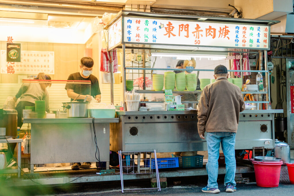 在簡單陳設的店面內，自在享用各種讓人意猶未盡的台灣小吃，是在地日常風景。