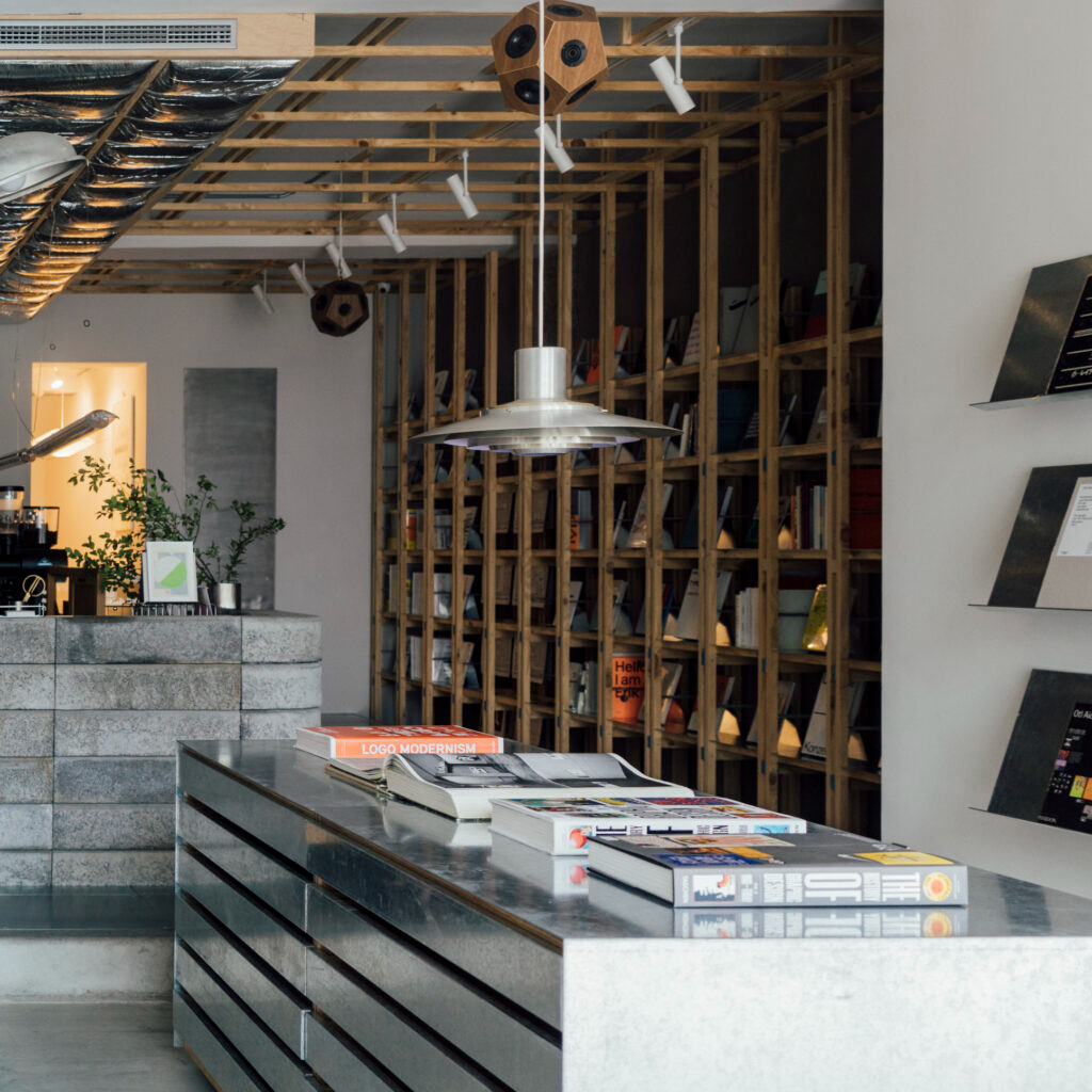 以木質調與現代感灰色，重新詮釋書店的空間。