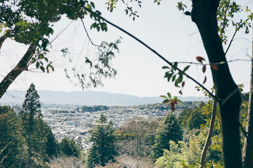 盆地である京都は標高100~900mの山々に囲ま れており、気軽に山登りが楽しめる街でもある。